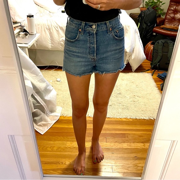 Levi’s Ribcage Shorts - Picture 4 of 10